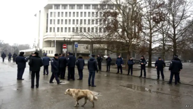 نیروهای دولتی "برای جلوگیری از درگیری" ساختمان پارلمان را محاصره کرده‌اند