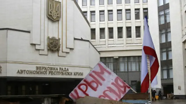 سرکاری عمارتوں پر قبضے کا واقعہ اس وقت پیش آیا ہے جب ایک روز قبل ہی روس کی حمایت کرنے والوں اور یوکرین کے نئے رہنما کے حمایتوں کے درمیان تصادم ہوا