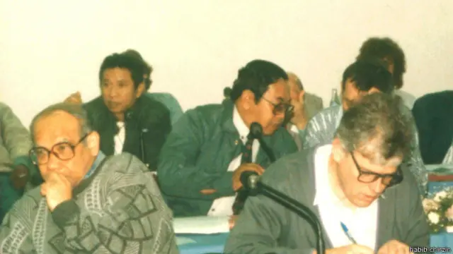 Dawam Rahardjo (kiri, belakang) dalam sebuah acara LSM di Brusel, Belgia, 1987, yang dihadiri pula almarhum Gus Dur.