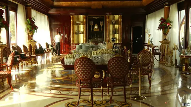 O interior do barco-restaurante