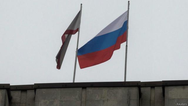 Российский флаг над правительственными зданиями Крыма
