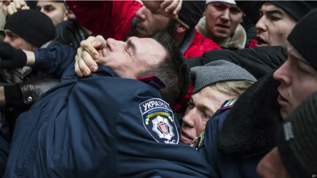 Кризис в Крыму: захват парламента и столкновения