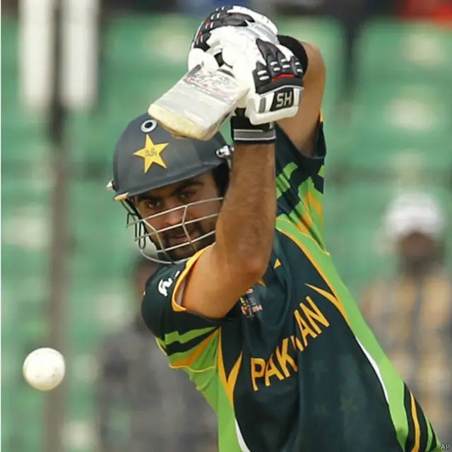 اس میچ میں احمد شہزاد کے علاوہ پاکستان کے ابتدائی بلے باز ناکام رہے۔ احمد شہزاد نے نصف سنچری سکور کی۔