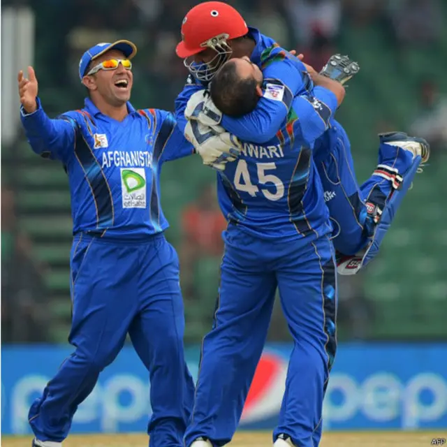 افغان کھلاڑیوں نے فیلڈنگ کا عمدہ مظاہرہ کیا۔