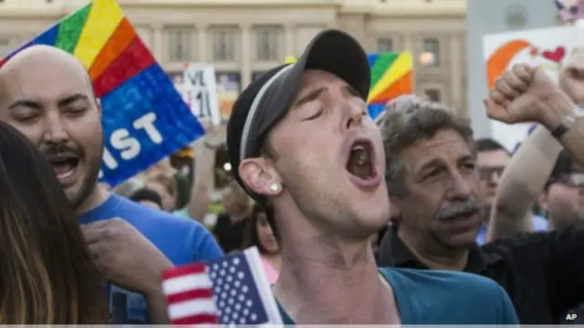 تعالت الهتافات خارج البرلمان بعد إعلان حاكمة الولاية رفضها القانون