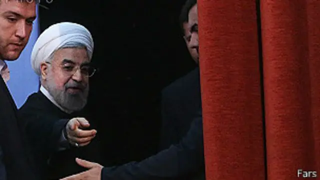 آقای روحانی گفته برخی با عنوان دور زدن تحریم ها منافع ملی را دور زدند.