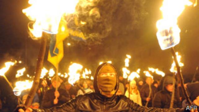 Факельное шествие украинских националистов во Львове 1 января 2014 года