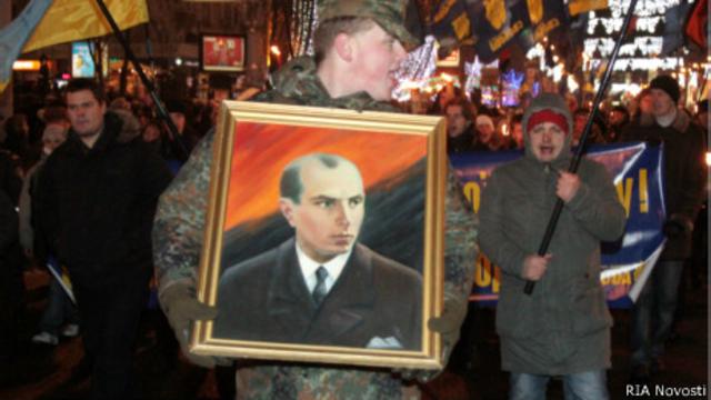 Мужчина держит портрет Степана Бандеры во время националистического митинга в Киеве 1 января 2011 года