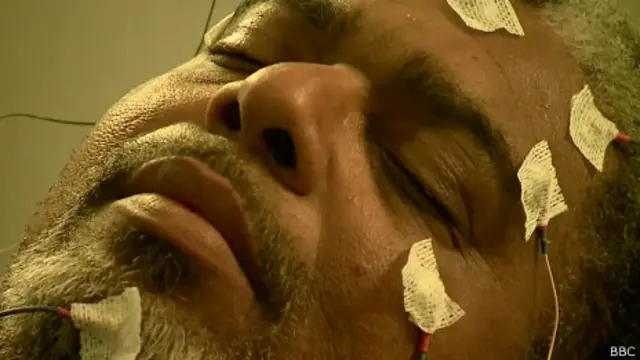 Hombre con monitores de sueño