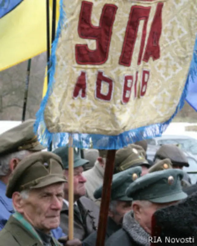 Ветераны УПА у памятника Роману Шухевичу на месте его гибели в селе Белогорща