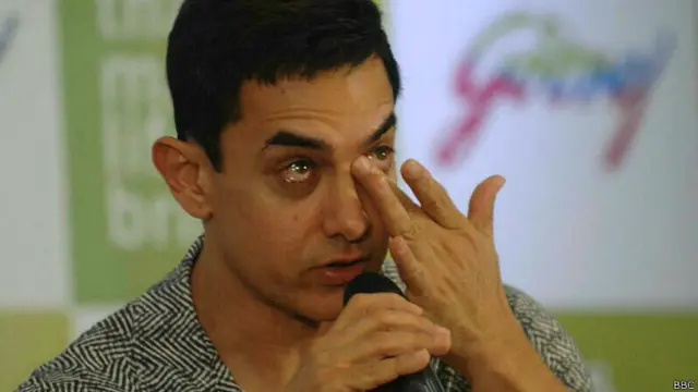 عامر خان اس شو پر بعض مسائل کو اجاگر کرتے ہوئے جذباتی ہو جاتے ہیں