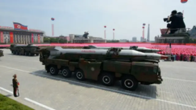 မြောက်ကိုရီးယား စစ်ရေးပြပွဲက ဒုံးကျည်တွေ