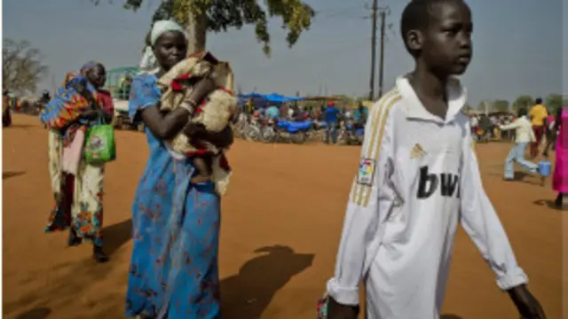 سيدتان تحملان أطفالهما