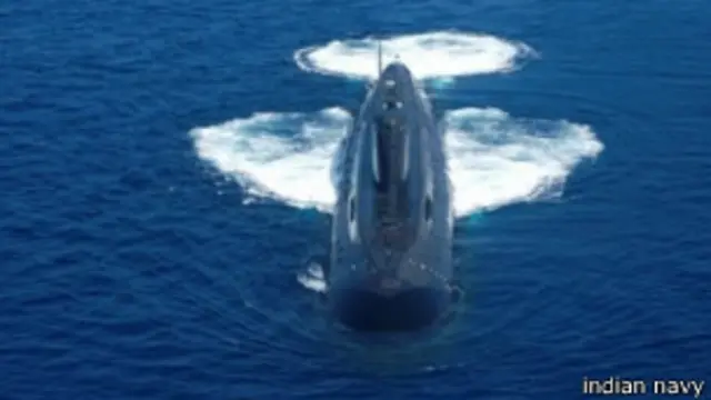 出事的印度潜艇周四被拖回港口