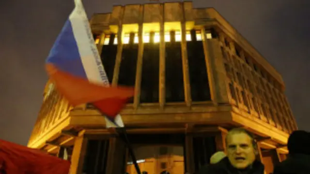 په کریمیا کې روسي پلوه اوکراینیان د روسي بیرغونه رپوي