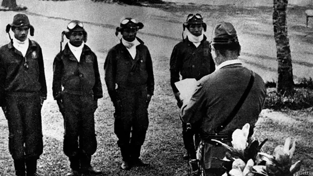 Cuatro pilotos kamikaze reciben órdenes