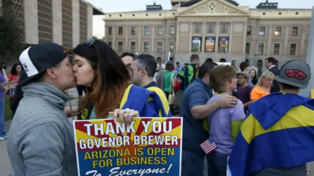 एरिजोना में प्रदर्शऩ करते समलैंगिक