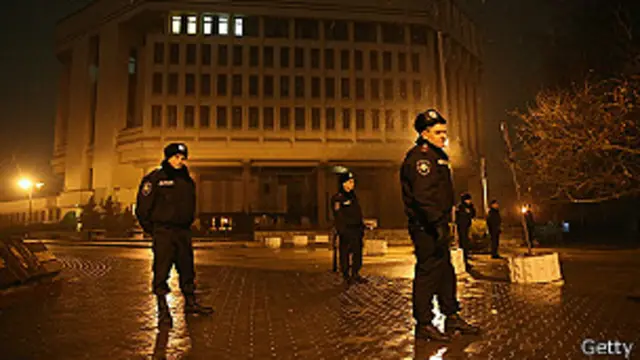 Policías en las afueras del Parlamento