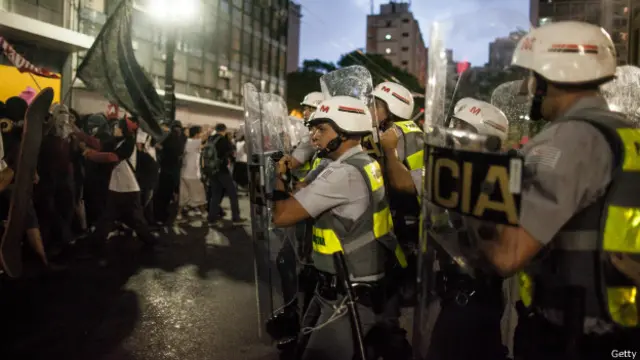 Policiais e manifestantes entram em confronto em São Paulo (foto: Getty)