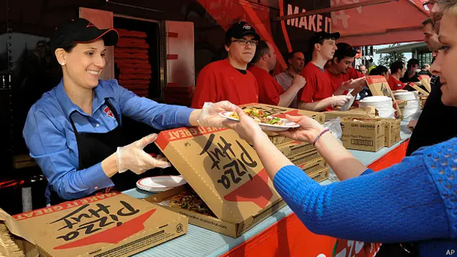 अमरीका में माइक्रोसाफ़्ट के कर्मचारियों को पिज्जा बांटते पिज्जा हट के कर्मचारी