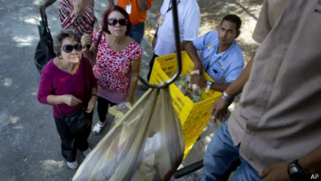 Mujeres compran en un camión