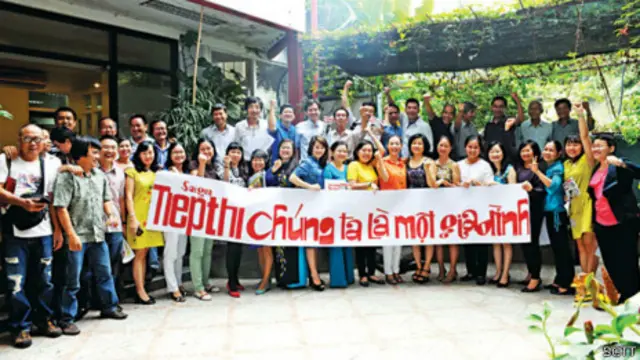 Tập thể cán bộ, phóng viên báo Sài Gòn Tiếp Thị trước ngày chia tay