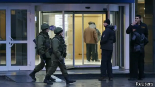 Policias a las afueras del aeropuerto