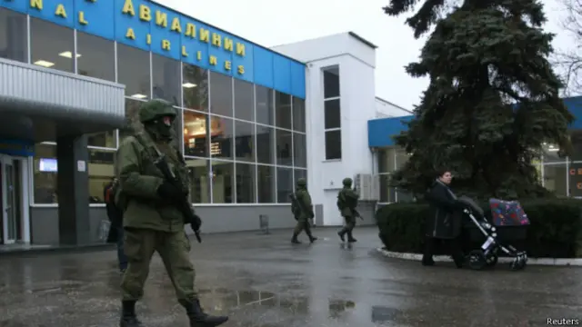 У входа в аэропорт