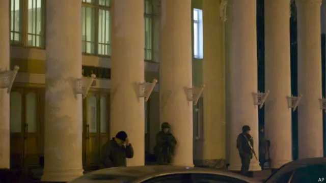 武装分子在机场建筑外巡逻