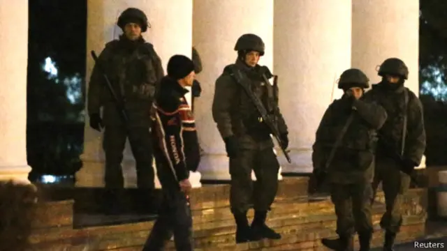 افراد مسلح اونیفورم پوش در اطراف قرودگاه مستقر شده‌اند اما مانع فعالیت آن نمی‌شوند