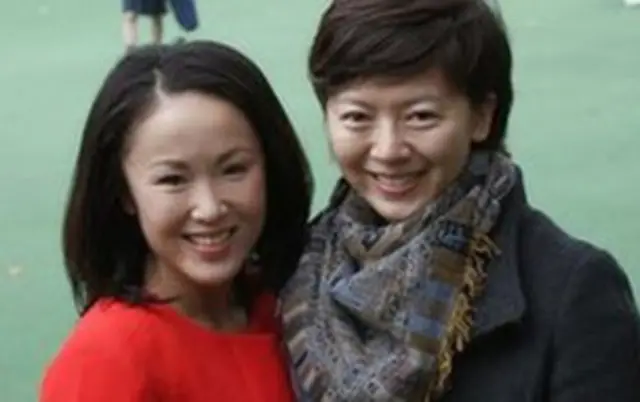 大井真理子（左）劉海寧