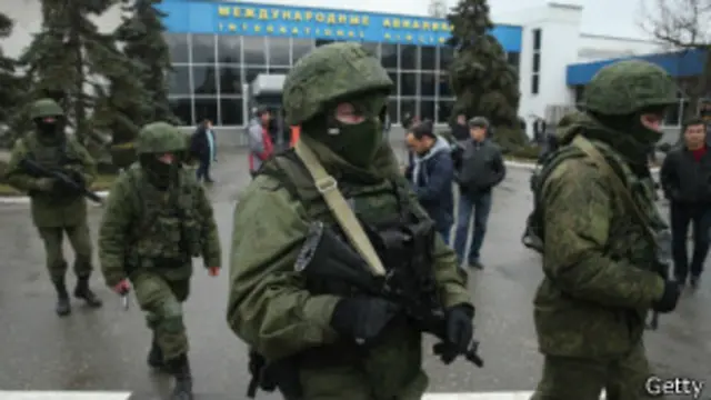 Soldados uniformados sin identificar frente a un aeropuerto en Crimea