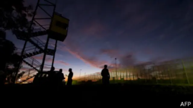 Guardias civiles españoles protegen la frontera entre Melilla y Marruecos