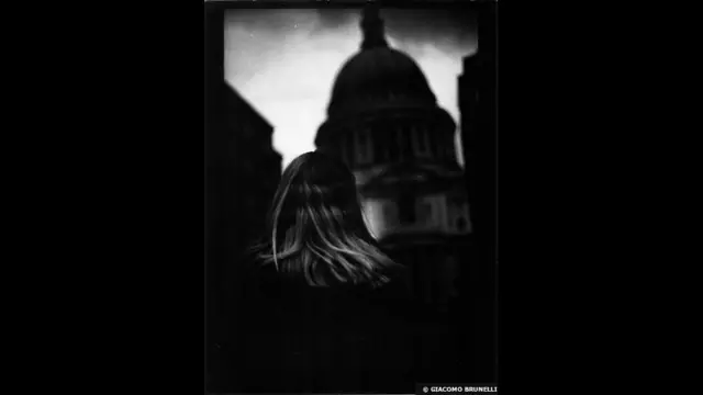 ڈیوی لیوئس کی جانب سے شائع کی گئی کتاب میں لندن کی فوٹو گرافرز گیلری میں نمائش کے لیے پیش کی گئی تصاویر شامل کی گئی ہیں۔