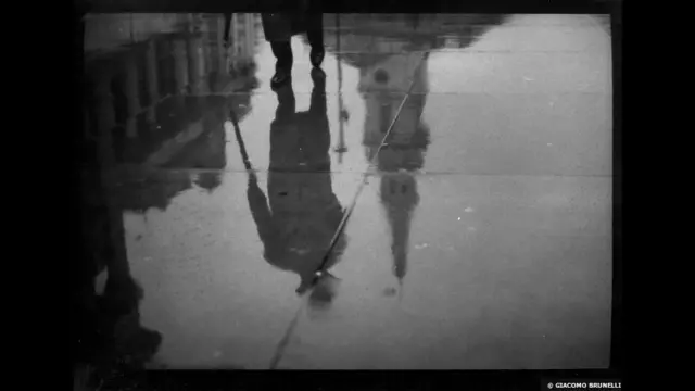 یہ تصاویر انھوں نے فوٹو گرافرز گیلری کے لیے بنائیں جس میں لندن کے کئی مشہور مقامات دکھائے گئے ہیں، لیکن برونیل نے ہر تصویر میں ان مقامات کو پس منظر کے طور پر پیش کیا ہے۔