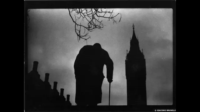 اٹلی کے فوٹوگرافر جاکومو برونیل کی حالیہ تصاویر میں لندن کی گلیوں کو موضوع بنایا گیا ہے۔ یہ تمام تصاویر بلیک اینڈ وائٹ ہیں۔