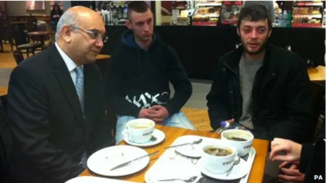 在记者抢“独家采访”前，维克多被一个“胖胖的和蔼老头儿”拉到了一边，请他喝茶小叙。