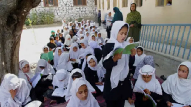 
فاروق وردګ ټینګار کوي، چې تر یوه کال پورې به ښوونځي ته د تللو وړتیا لرونکی یو ماشوم هم له ښوونځي پاتې نه شي، او د اوس په پرتله به د ښوونځیو کیفیت هم لوړ شي.