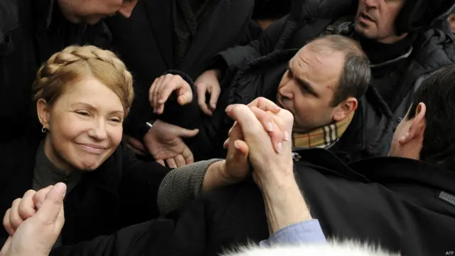 یولیا تیموشنکو، از رهبران مخالفان دولت سابق اوکراین، در میان هوادارانش در مرکز کیف. او بعد از سه سال از زندان آزاد شده است. 