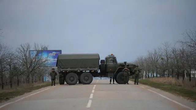 افراد مسلح مسیرهای منتهی به فرودگاه کریمه را مسدود کرده اند