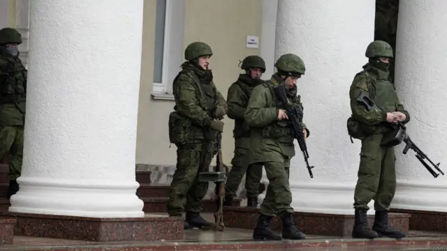 افراد مسلح ناشناس در اطراف فرودگاه شبه جزیره کریمه در اوکراین مستقر شده اند. اوکراین، روسیه را متهم به تهاجم نظامی به کریمه کرده است. 