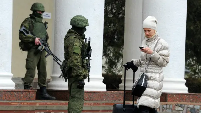 گفته می شود که افراد مسلح از فعالیت عادی فرودگاه جلوگیری نمی‌کنند.