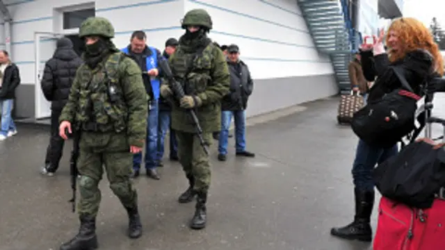 د کریمیا بل مهم هوایي ډګر سمفېروپول هم وسله والو کسانو نیولی دی.