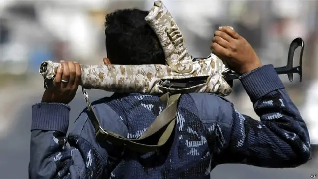 يتهم حراس المجمع الميليشيات الحوثية بالبدء في مهاجمتهم