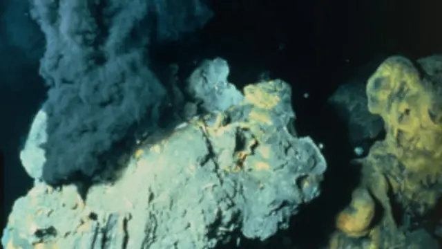 Chorro de agua y vapor en el fondo marino