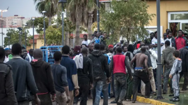 "غنى المهاجرون أناشيد النصر اثناء اقتيادهم لمركز ملالة للهجرة"