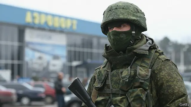 Soldado fuera del aeropuerto internacional de Simferopol