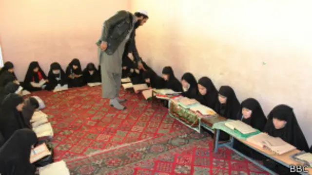 عبدالمعروف: "نظم این مدرسه نظامی‌ست و کودکانی که بی‌نظمی کنند و بهتر نیاموزند مورد سرزنش قرار می‌گیرند."