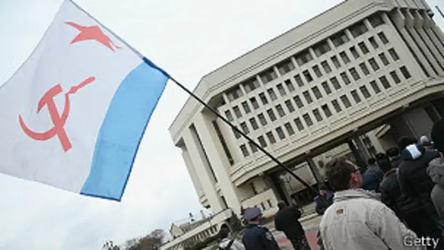 قال ياتسنيوك إن حكومته "لن تتخذ أية خطوات قد تؤدي لاندلاع مواجهة عنيفة" في القرم