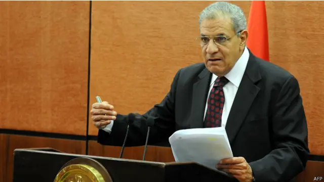 يقول محلب إنه انتهى من تشكيل حكومته